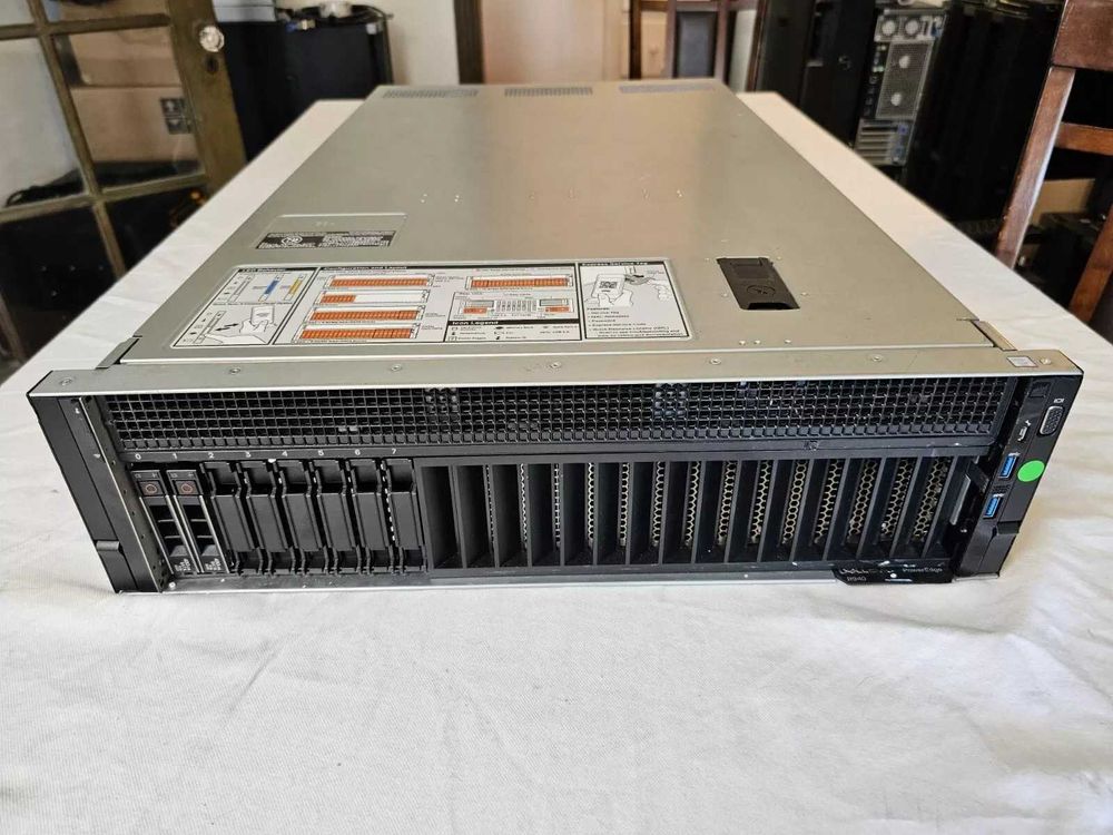 DELL R940 |  160 vCPUS | 256GB RAM |